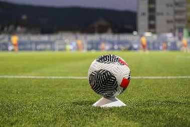 UŽASAN INCIDENT NA TERENU Otac mladog fudbalera nasrnuo na dečaka i teško ga povredio