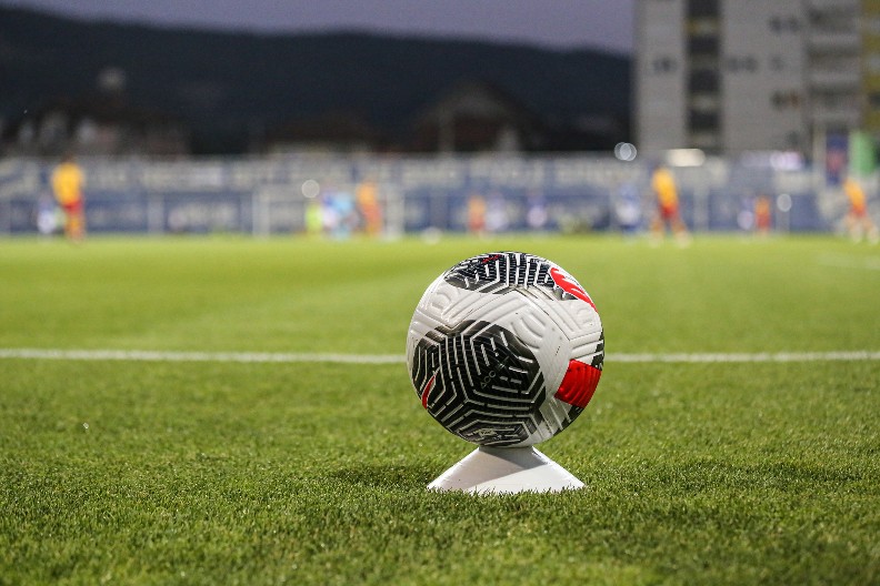 UŽASAN INCIDENT NA TERENU Otac mladog fudbalera nasrnuo na dečaka i teško ga povredio