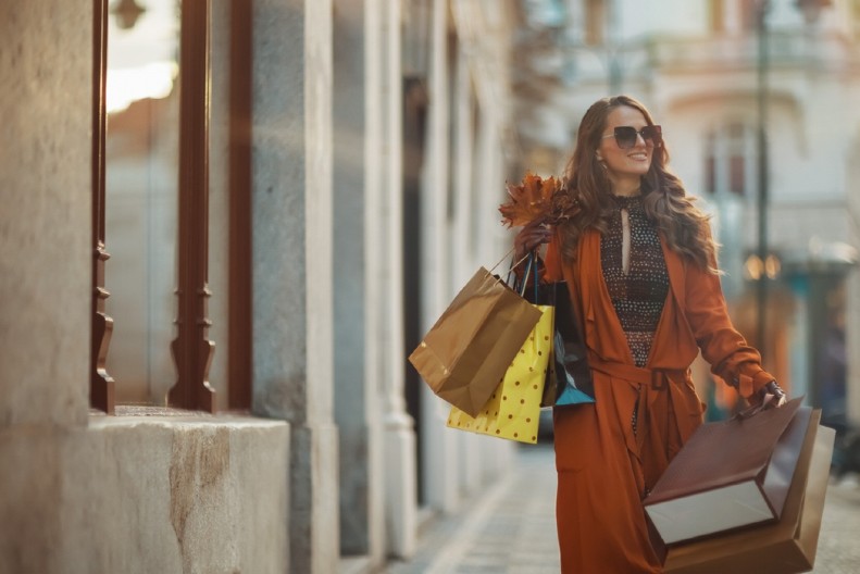 ŽENE PREKO 50-E NIKAKO NE TREBA DA NOSE OVU FRIZURU I BOJU KOSE Čine da izgledaju umorno i još starije