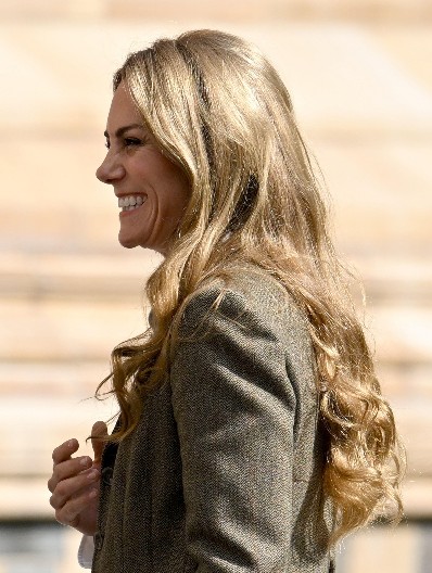 SVI PRIČAJU O NOVOJ FRIZURI KEJT MIDLTON „Kosa joj nikad nije bila tako grozna, to je sigurno perika!“