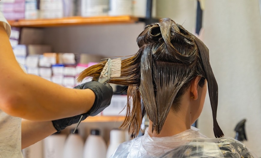 OVA NIJANSA PLAVE KOSE ČINI DA IZGLEDATE STARIJE Poznati frizer kaže da je najgori izbor posle 50. godine