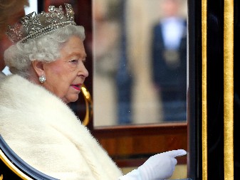 OVO SU BILE POSLEDNJE REČI KRALJICE ELIZABETE  Samo 24 sata pre smrti, zapisala je 1 rečenicu!