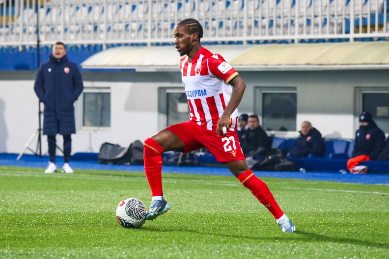 KAKO JE OVO PROMAŠIO? Zvezdin ofanzivac se baš obrukao, saigrači se uhvatili za glavu kada su videli njegov pokušaj (VIDEO)