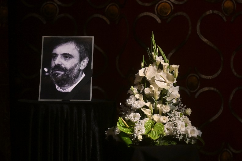 SUPRUGU REDITELJA NIKO NIJE PREPOZNAO NA GROBLJU Mihailo Vukobradović je do smrti bio sa koleginicom koju poznaje cela Srbija