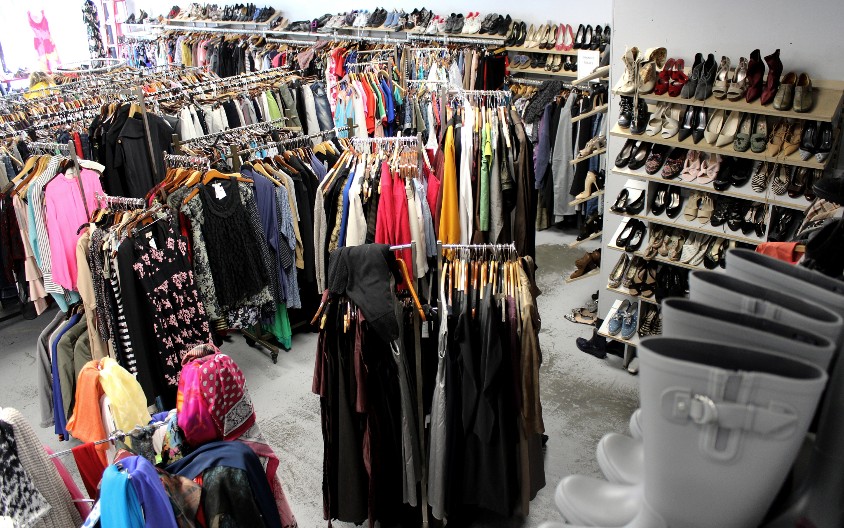 TAJNA KOJA JE ZAPALILA MREŽE Kupio polovnu jaknu za 2.000 dinara, kad je video šta se krije u džepu, vilica mu je pala od šoka!