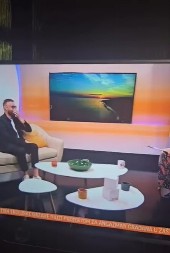 VODITELJKI OVO IZLETELO IZ USTA USRED EMISIJE! Gost u šoku, evo kako je odreagovao, snimak ne prestaje da se širi (VIDEO)