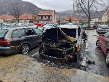 GORE AUTOMOBILI NA NOVOM BEOGRADU Vatra sa jednog vozila prešla na susedna