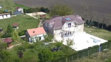 OVO JE LUKSUZNI SALAŠ NAŠE POZNATE PEVAČICE U pitanju je ogromna površina, teško se do njega stiže, a pravi je raj