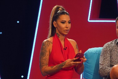 ANELI PRETUKLA ASMINOVU SESTRU? Pojavila se i fotografija, u kući nastao haos (FOTO)