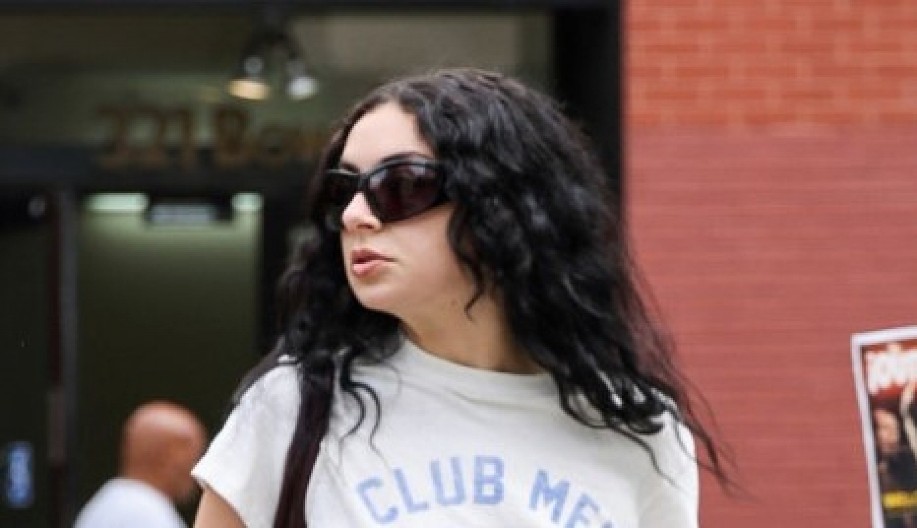 JEDNA SVADBA JOJ NIJE BILA DOVOLJNA Pevačica se opet udala za muža, iskopirali Bezosa i Loren Sančez