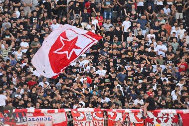 "DELIJE" ODGOVORILE "GROBARIMA" Ovako su navijači Zvezde bakljadom proslavili gol Elšnika na derbiju (VIDEO)