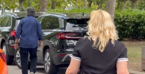 POZNATA PEVAČICA ZAVRŠILA U UDŽBENIKU ZA SEDMI RAZRED Njena fotografija stoji u lekciji "štetne informacije", roditelji u šoku