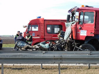 AUTOMOBIL PREŠAO U SUPROTNU TRAKU, PA PODLETEO POD ŠLEPER, NASTRADAO VOZAČ Detalji nesreće kod Vladimiraca