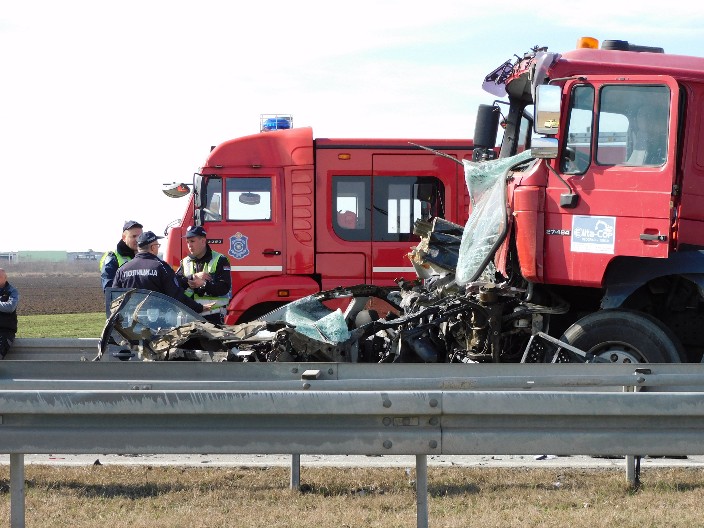 AUTOMOBIL PREŠAO U SUPROTNU TRAKU, PA PODLETEO POD ŠLEPER, NASTRADAO VOZAČ Detalji nesreće kod Vladimiraca