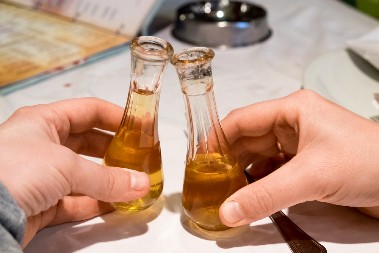 NIJE SE VRAĆAO KUĆI IZ KAFANE, PA REAGOVALA ŽENA Dok je sedeo sa prijateljem, ona mu prosula RAKIJU u lice