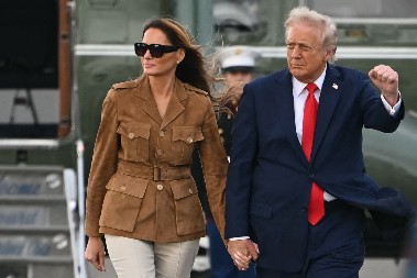 ON PRETI PRSTOM, ONA ODMAHUJE GLAVOM Snimak Melanije i Trampa obišao svet, oko čega su se to posvađali?