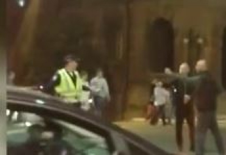 PRIVEDEN BRAT NESTALOG ZEMUNCA Bio u kafani pa  je pijan vređao je i napao policajce