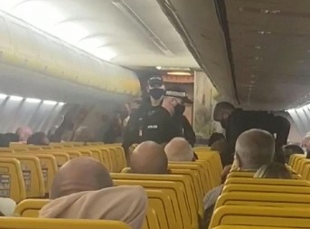 HAOS U AVIONU! Izbila tuča, pokušao da otvori vrata u letu, dete preklinjalo za pomoć: To je moj tata! (VIDEO)