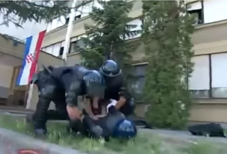 DVA SRBINA U AUTU REZALA TREĆEG! Policija tokom rutinske kontrole razotkrila horor! Sve im bilo sumnjivo jer je auto bio parkiran OVDE