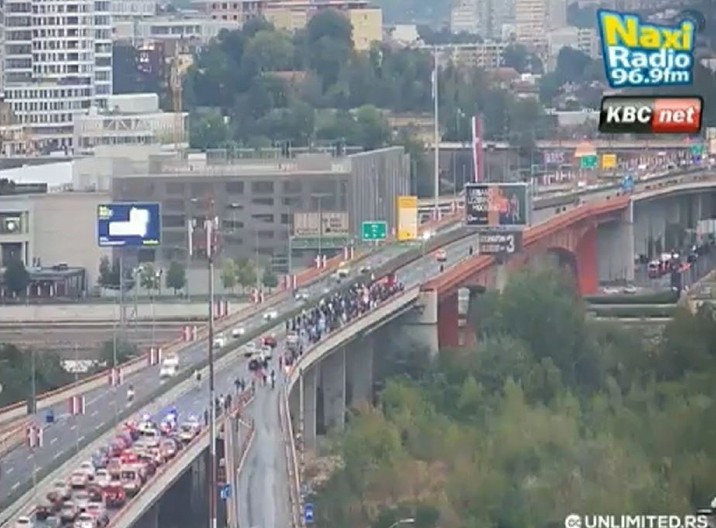 NJIH 50 MALTRETIRA DVO-MILIONSKI GRAD! Nasilnici blokirali Gazelu, ljudi ne mogu da se vrate kućama! (FOTO)