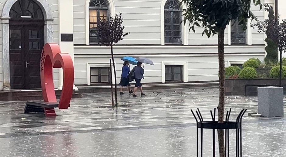 HITNO SE OGLASIO RHMZ! Kiša će padati sve jače, u ovom delu Srbije moguć i sneg!