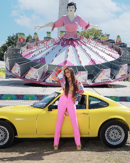 LJUDI ZBOG PEVAČICE TRLJAJU OČI! Raspametila izgledom u novom spotu! (VIDEO)