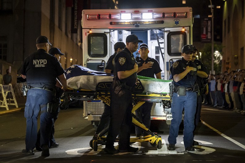 STRAVIČNO REŠETANJE NA ULICI, DVOJE DECE POGINULO U PUCNJAVI! Haos u SAD, dvoje teško ranjeno