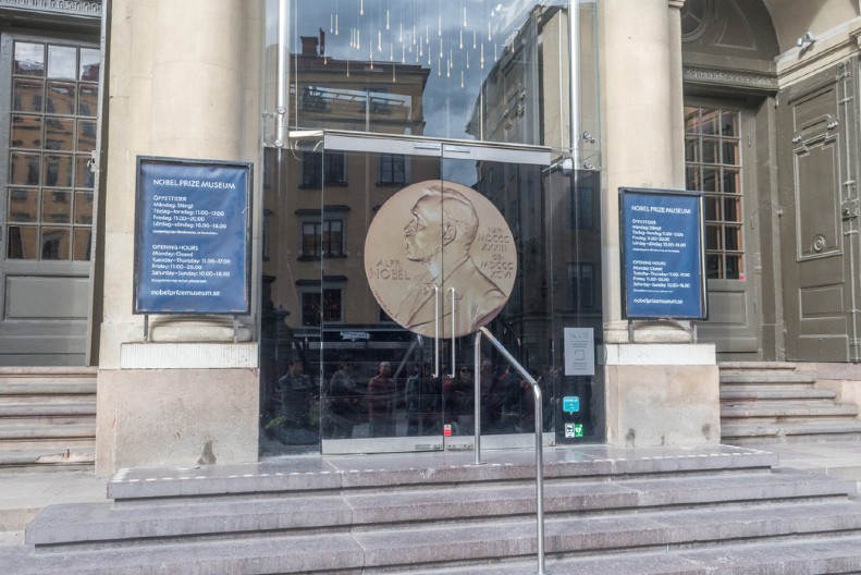 JEDAN OD DOBITNIKA NOBELOVE NAGRADE ZA MEDICINU JOŠ NIJE SAZNAO DA JE NAGRAĐEN Nobelov komitet nije uspeo da ga kontaktira - otišao je na  planinarenje