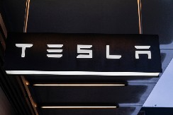 Maskova Tesla pod istragom – milioni vozila na proveri zbog sistema samostalne vožnje