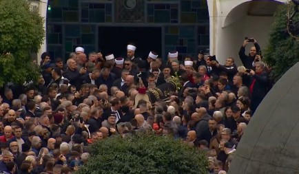 REKA LJUDI NOSI HALIDOV SANDUK Bolne scene na groblju, sahrani prisustvuje više od 50.000 ljudi (FOTO)