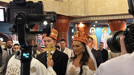 PRVE FOTOGRAFIJE MLADE I MLADOŽENJE Uroš Živković sa Jovanom stigao na venčanje, pogledajte tu venčanicu! (FOTO)