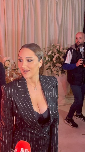 VEČERAS SVI GLEDAJU U ALEKSANDRU PRIJOVIĆ Pevačica dva meseca od porođaja izašla u javnost, a o ćerki Ariji rekla je samo jedno!