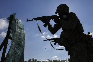 "CRNI PUKOVNICI" PREUZIMAJU UKRAJINU:  Privatne armije pod državnim patronatom!