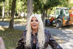 DARA BUBAMARA SA MOĆNIKOM UŽIVA U DUBAIJU! Snimala se u kupaćem, a onda grudi stavila na njega (FOTO)