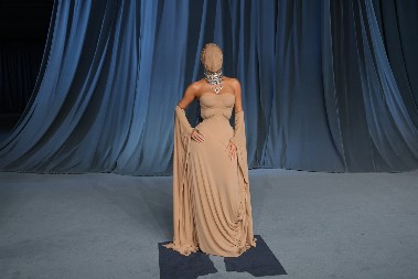 KIM KARDAŠIJAN KRIJE NEUSPELU OPERACIJU? Pojavila se na crvenom tepihu sa maskom preko celog lica!