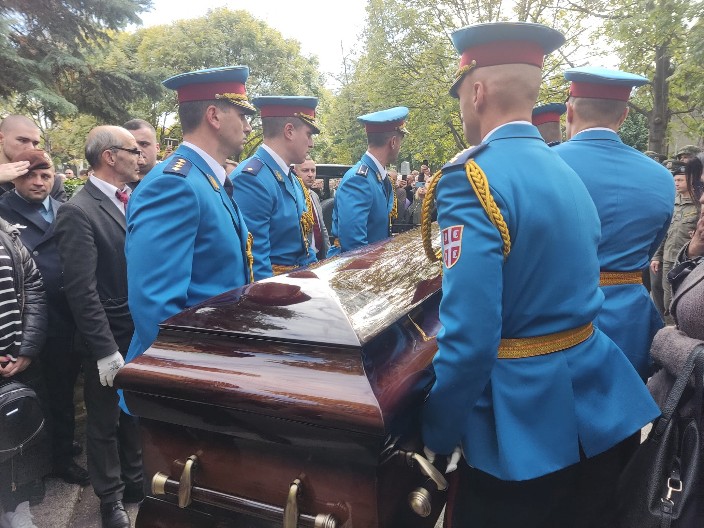ĆERKA MARIJA SE SLOMILA PORED OČEVOG SANDUKA Najtužnija scena na Novom groblju, general ispraćen na večni počinak