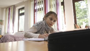 LEPO JE U ŠKOLI, ALI MI PONEKAD NEDOSTAJU DRUGARI Eldina je jedina učenica škole u udaljenom planinskom selu