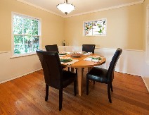 NAJLAKŠE SKIDANJE NAJUPORNIJIH FLEKA SA TRPEZARIJSKIH STOLICA  Evo kako da se u 1 potezu rešite dosadnih mrlja!