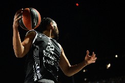 NIKO GA NIJE PIPNUO Da li je moguće da se Parker ovako povredio? (VIDEO)