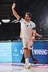 NESTVARAN POTEZ KAMPACA Bivši igrač Zvezde postigao koš sa više od pola terena iza glave, ali...