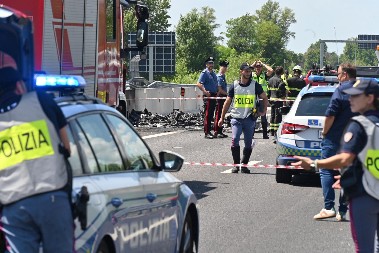 ŽESTOK SUDAR AUTOBUSA KOJI JE PREVOZIO UČENIKE! Jedna osoba poginula, 15 povređeno u jezivoj nesreći u Italiji