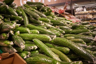 Malo ko zna istinu – evo zašto se krastavci u marketu pakuju u plastičnu foliju