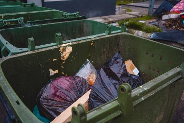 Video sam ga kako kopa po kontejneru i pomislio da je beskućnik – ali, kad je video šta vozi…