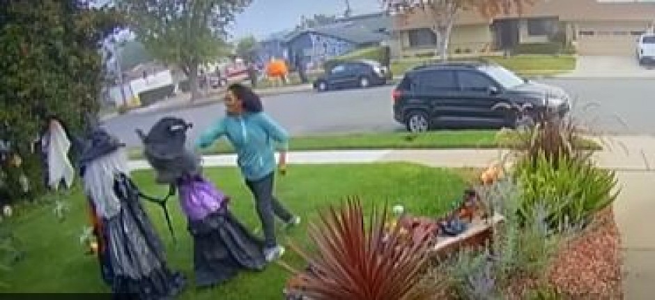 NOĆ VEŠTICA HOROR UŽIVO Žena nasred ulice udarala ukrase za Halloween