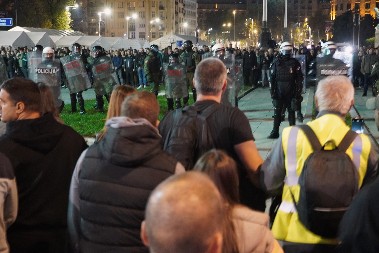 UHAPŠENO 37 OSOBA ZBOG NASILJA ISPRED SKUPŠTINE Među privedenima i Štimac, policija radi na identifikaciji svih izgrednika