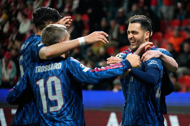 ARSENAL GAZI I NE MISLI DA STANE Ubedljiv trijumf "tobdžija" u Pragu, remi Napolija i Ajntrahta