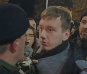 HAOS NA BLOKADERSKOM SKUPU! Potukli se među sobom, "veteran" uhvatio "nobelovca" za kragnu! (VIDEO)