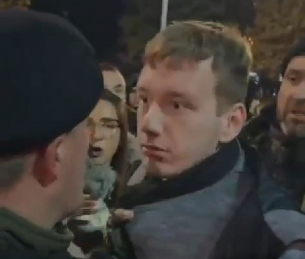 HAOS NA BLOKADERSKOM SKUPU! Potukli se među sobom, "veteran" uhvatio "nobelovca" za kragnu! (VIDEO)