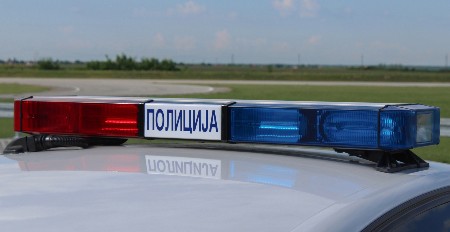 POLICAJAC PUCAO I RANIO DEVOJKU Nožem nasrnula na službenika na ulazu u PS Savski venac