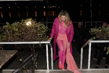 RADU MANOJLOVIĆ UJELA ŽENA Pevačici cela ruka poplavela: "Došla je da me zagrli..."